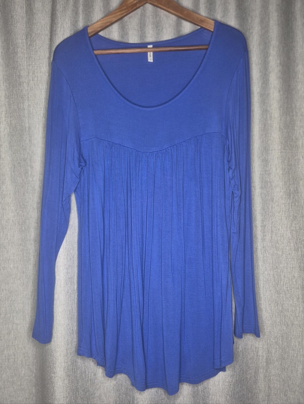 Long Sleeve Scoop Neck Swing Top in Royal Blue